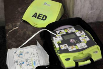 Scuole e uffici senza defibrillatori, se diffusi 30 mila decessi in meno