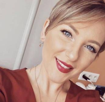 'Premio Emanuela Loi' alla giovane ballerina sopravvissuta all'esplosione di Parigi 'Premio Emanuela Loi' alla giovane ballerina sopravvissuta all'esplosione di Parigi