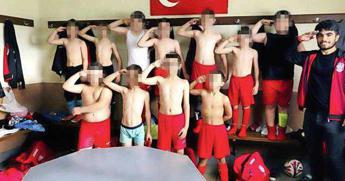 Squadra under 10 belga fa il saluto militare, i bambini sono di etnia turca