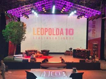 Renzi: Ecco il palco della Leopolda, vi aspettiamo a casa Renzi: Ecco il palco della Leopolda, vi aspettiamo a casa