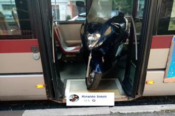 Autista fa scendere passeggeri per caricare scooter sul bus, la denuncia