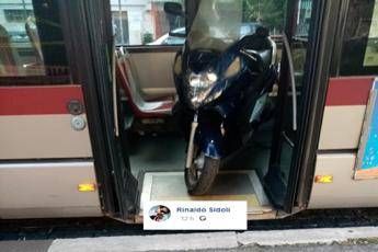 Autista fa scendere passeggeri per caricare scooter sul bus, la denuncia Autista fa scendere passeggeri per caricare scooter sul bus, la denuncia