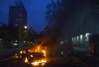 Scontri e proteste in Cile, imposto coprifuoco a Santiago