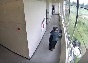 Disarma lo studente e evita strage, il video del coach-eroe Disarma lo studente e evita strage, il video del coach-eroe