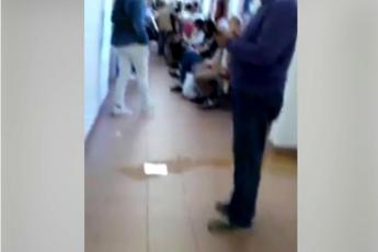 Pozza di urina in corridoio ospedale, la denuncia /Video