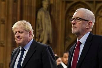 Johnson contro Corbyn: Vuole solo secondo referendum Johnson contro Corbyn: Vuole solo secondo referendum