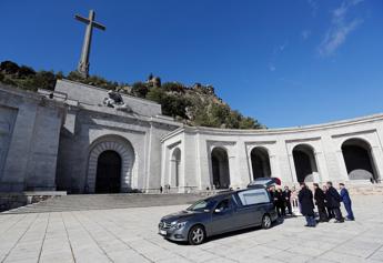 Spagna, le spoglie di Franco trasferite in un cimitero pubblico