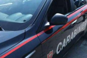 Pisa, barricato in casa minaccia di sparare