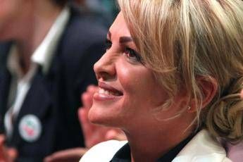 Francesca Pascale posta spot Renault: Storia d'amore bellissima Francesca Pascale posta spot Renault: Storia d'amore bellissima