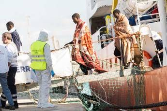 73 migranti positivi a Pozzallo, il sindaco: In arrivo esercito contro fughe 73 migranti positivi a Pozzallo, il sindaco: In arrivo esercito contro fughe