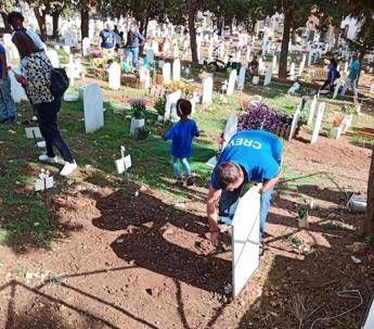 Migranti, a Palermo fiori sulle tombe dei morti senza nome Migranti, a Palermo fiori sulle tombe dei morti senza nome