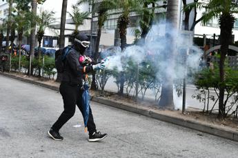 Hong Kong, nuova marcia e gas lacrimogeni