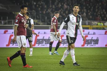 Contatto Izzo-Ronaldo, il derby continua sui social