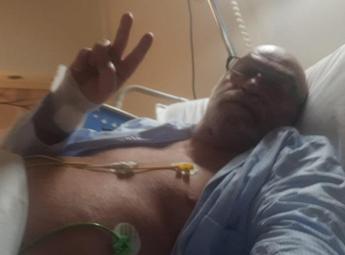 Toni Capuozzo e il selfie in ospedale: Cuore malandato ma fuori pericolo
