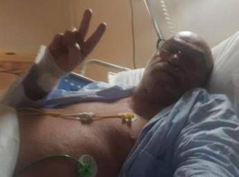 Toni Capuozzo e il selfie in ospedale: Cuore malandato ma fuori pericolo Toni Capuozzo e il selfie in ospedale: Cuore malandato ma fuori pericolo