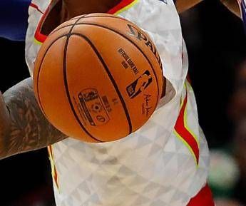 Nba, overdose di caramelle: giocatore sviene in aereo Nba, overdose di caramelle: giocatore sviene in aereo