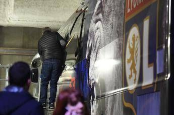 Paura per il Lione a Marsiglia, sassi contro pullman squadra Paura per il Lione a Marsiglia, sassi contro pullman squadra