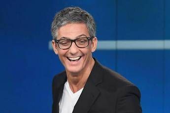 Favino al posto di Savino nel titolo, Fiorello non perdona Favino al posto di Savino nel titolo, Fiorello non perdona