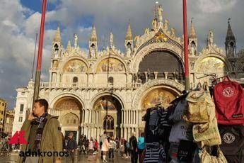 Venezia, il cielo concede una tregua ed è subito invasione di turisti Venezia, il cielo concede una tregua ed è subito invasione di turisti