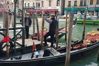 Venezia, i gondolieri di Rialto: Non ci arrendiamo all'acqua alta Venezia, i gondolieri di Rialto: Non ci arrendiamo all'acqua alta