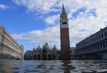 Venezia, acqua alta cancella le messe a San Marco