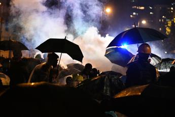 Frecce, mattoni e catapulte: ecco l'arsenale dei dimostranti di Hong Kong