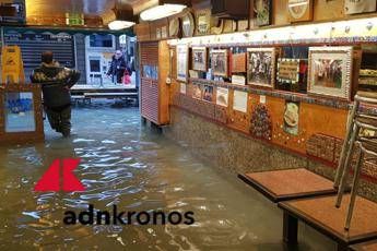 Venezia: in un bar la ‘mostra’ delle acque alte, immortalati 50 anni di maree Venezia: in un bar la ‘mostra’ delle acque alte, immortalati 50 anni di maree