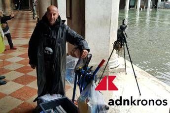 A Venezia marea troppo alta e turisti ‘attrezzati’: debacle dei venditori di stivali A Venezia marea troppo alta e turisti ‘attrezzati’: debacle dei venditori di stivali