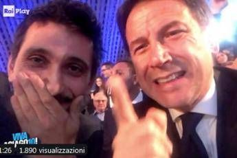 Conte irrompe in diretta da Fiorello Conte irrompe in diretta da Fiorello