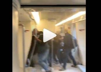 Roma, panico in metro: spacca bottiglia e usa estintore /Video Roma, panico in metro: spacca bottiglia e usa estintore /Video