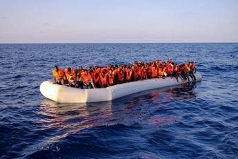 Nuovo sbarco di migranti, in 45 arrivano a Leuca Nuovo sbarco di migranti, in 45 arrivano a Leuca