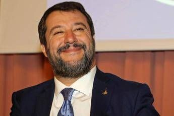 Salvini si riscopre 'rosso': Leggo un libro su Mao Salvini si riscopre 'rosso': Leggo un libro su Mao