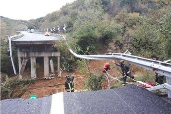 Liguria, crolla un tratto dell'A6 /Video