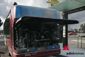 Roma, a fuoco motore di un bus Atac Roma, a fuoco motore di un bus Atac