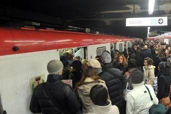 Milano, brusca frenata in metro: 10 feriti