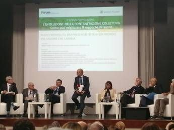 Treu: Troppi contratti fantasma, serve codice unico identificazione' Treu: Troppi contratti fantasma, serve codice unico identificazione'