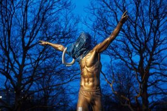 Tifosi Malmoe contro 'giuda' Ibrahimovic, statua incendiata Tifosi Malmoe contro 'giuda' Ibrahimovic, statua incendiata
