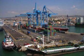 Coronavirus, studenti spagnoli bloccati in porto Civitavecchia: 4 con la febbre Coronavirus, studenti spagnoli bloccati in porto Civitavecchia: 4 con la febbre