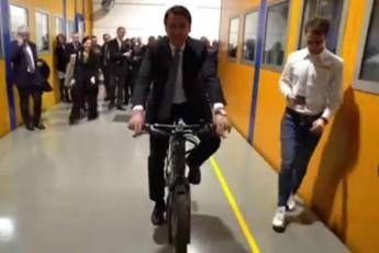 Conte 'ciclista', visita la Pirelli in bici /Video Conte 'ciclista', visita la Pirelli in bici /Video