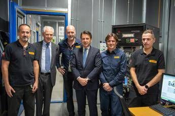 Pirelli, premier Conte visita centro R&S a Milano