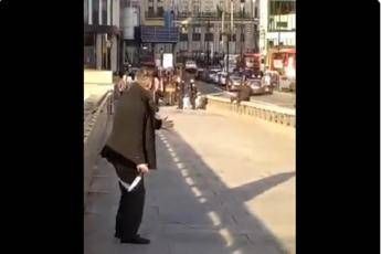 Londra, passanti 'eroi' disarmano aggressore su London Bridge Londra, passanti 'eroi' disarmano aggressore su London Bridge