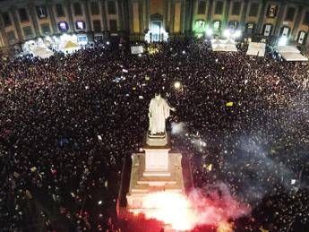Sardine a Napoli, 'pernacchia' a Lega su note di 'Napul'è' Sardine a Napoli, 'pernacchia' a Lega su note di 'Napul'è'