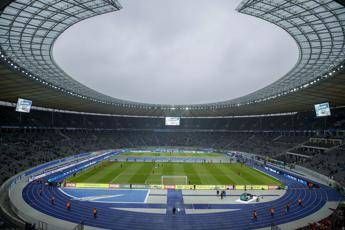 Berlino, i tifosi di Hertha e Lipsia 'abbattono' il muro Berlino, i tifosi di Hertha e Lipsia 'abbattono' il muro