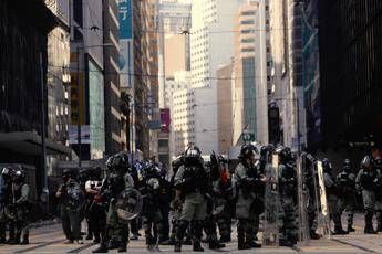 A Hong Kong torna la protesta, gas e cariche sulla folla