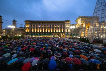 Milano non si lega, migliaia di Sardine in Duomo