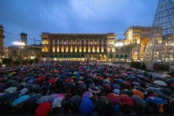 Milano non si lega, migliaia di Sardine in Duomo Milano non si lega, migliaia di Sardine in Duomo