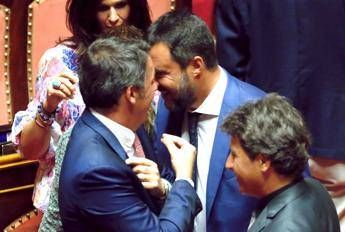 Renzi saluta il 'compagno Salvini', incrocio al Senato Renzi saluta il 'compagno Salvini', incrocio al Senato