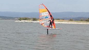 Primo corso italiano per il windsurf idrofoil, in vista delle Olimpiadi di Parigi 2024