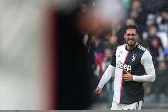 Emre Can e la pallonata alla tifosa: Scusa, ti mando una maglia Emre Can e la pallonata alla tifosa: Scusa, ti mando una maglia