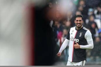 Emre Can e la pallonata alla tifosa: Scusa, ti mando una maglia